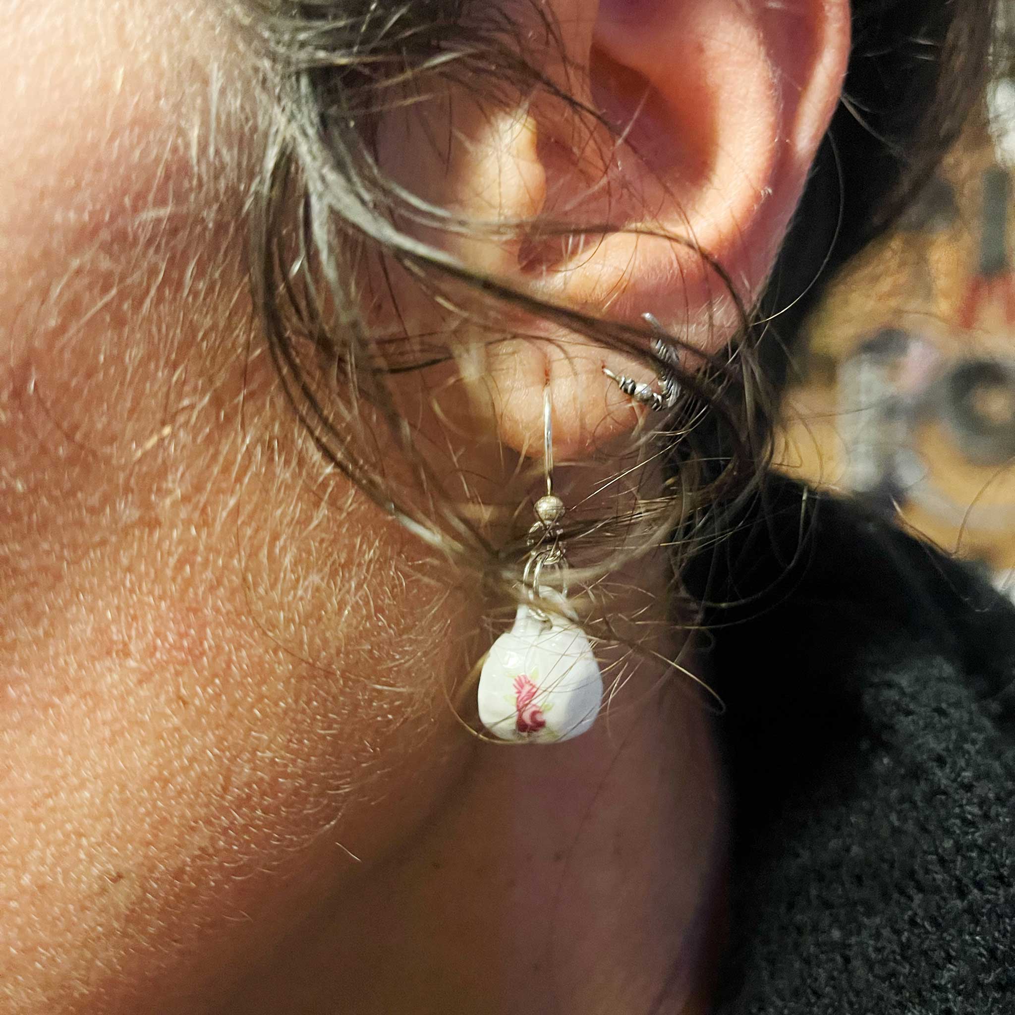 Pendientes de plata y tacita de porcelana china en miniatura
