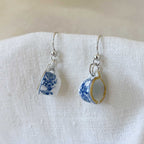 Pendientes de plata y tacita de porcelana china en miniatura