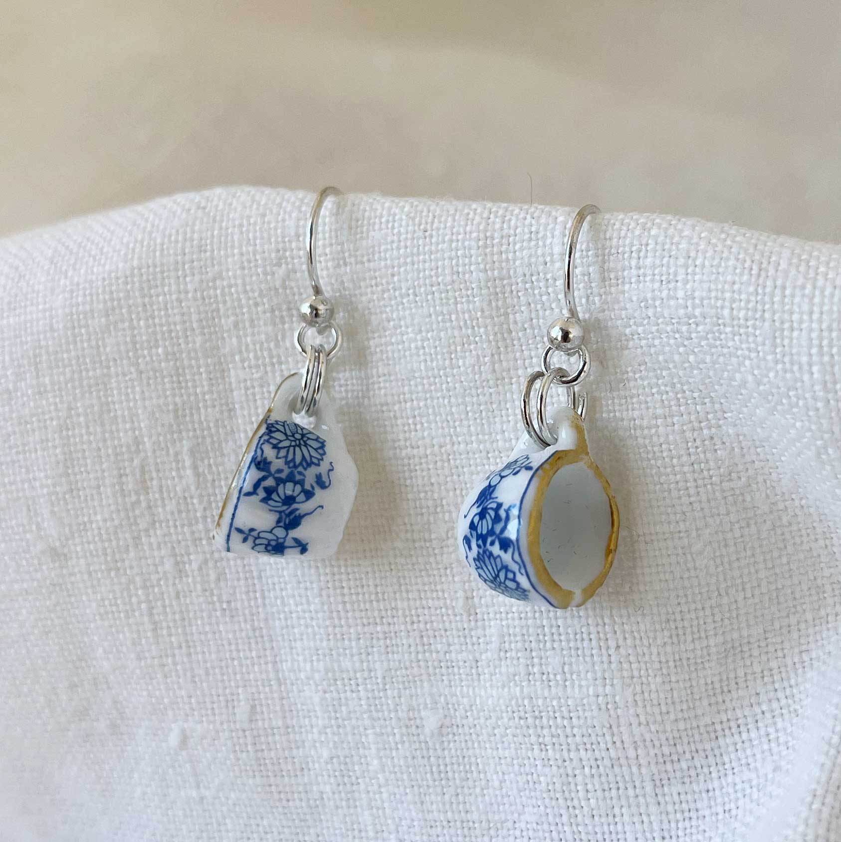 Pendientes de plata y tacita de porcelana china en miniatura