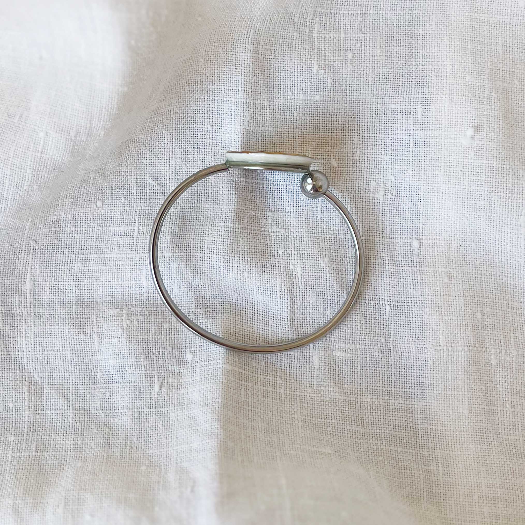 Pulsera rígida y flexible realizada en porcelana china miniatura y acero inoxidable