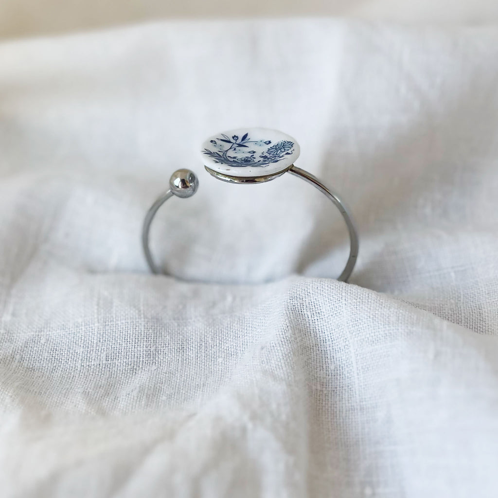 Pulsera rígida y flexible realizada en porcelana china miniatura y acero inoxidable