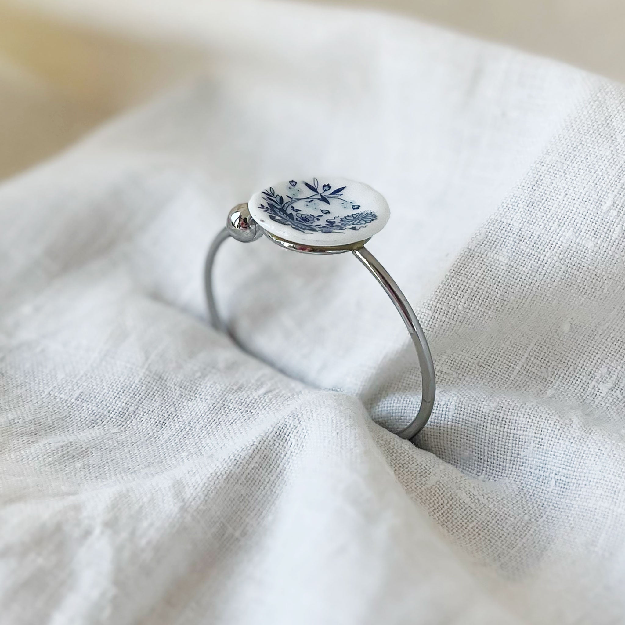 Pulsera rígida y flexible realizada en porcelana china miniatura y acero inoxidable